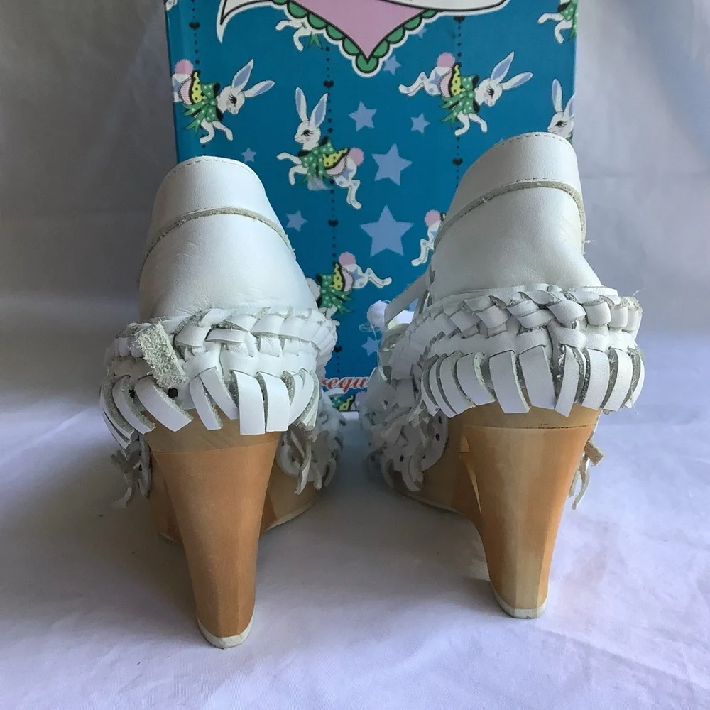 NWB Y2K Women’s Irregular Choice White Leather Carved Wood Wedge Heels Sz 8 - Picture 4 of 10